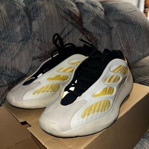 Yeezy 700 v3 - sauliflower